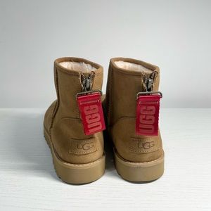 NWOB Ugg Classic Mini Logo Zip. Chestnut size 8B Medium